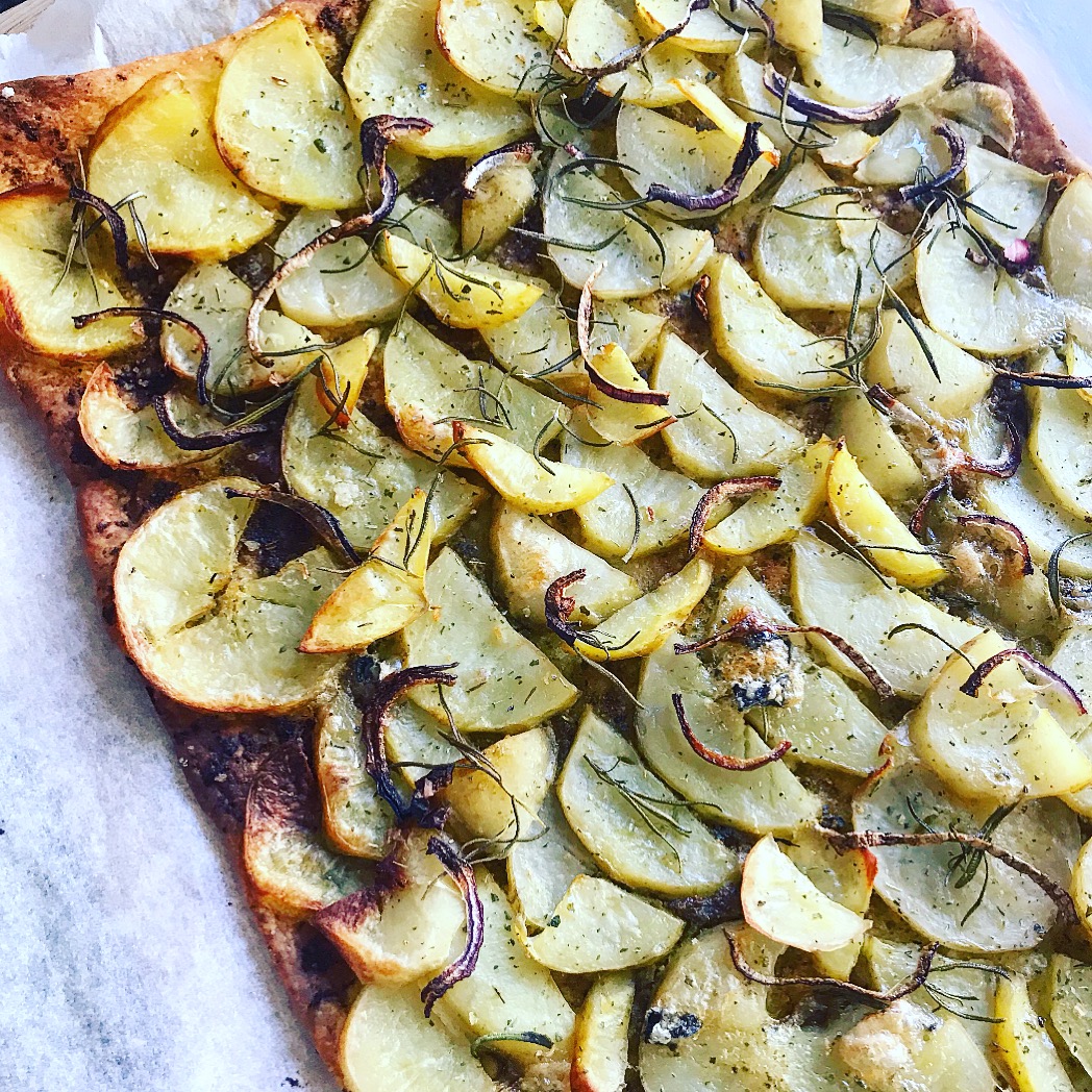 Kartoffelpizza med blåskimmelost og pesto