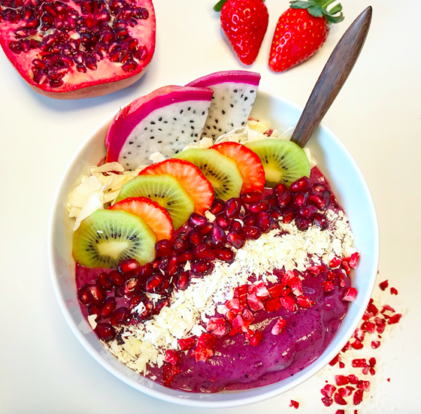 Smoothie bowl med blåbær, hindbær og brombær