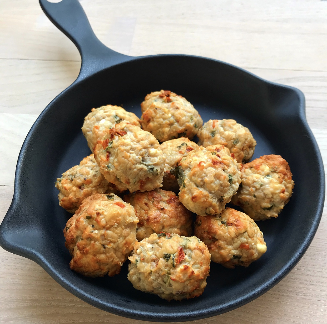 Glutenfri kyllingefrikadeller med grønt, soltørrede tomater & feta