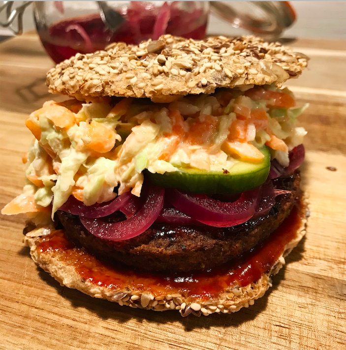 Plantebaseret burger med coleslaw & syltede grønt