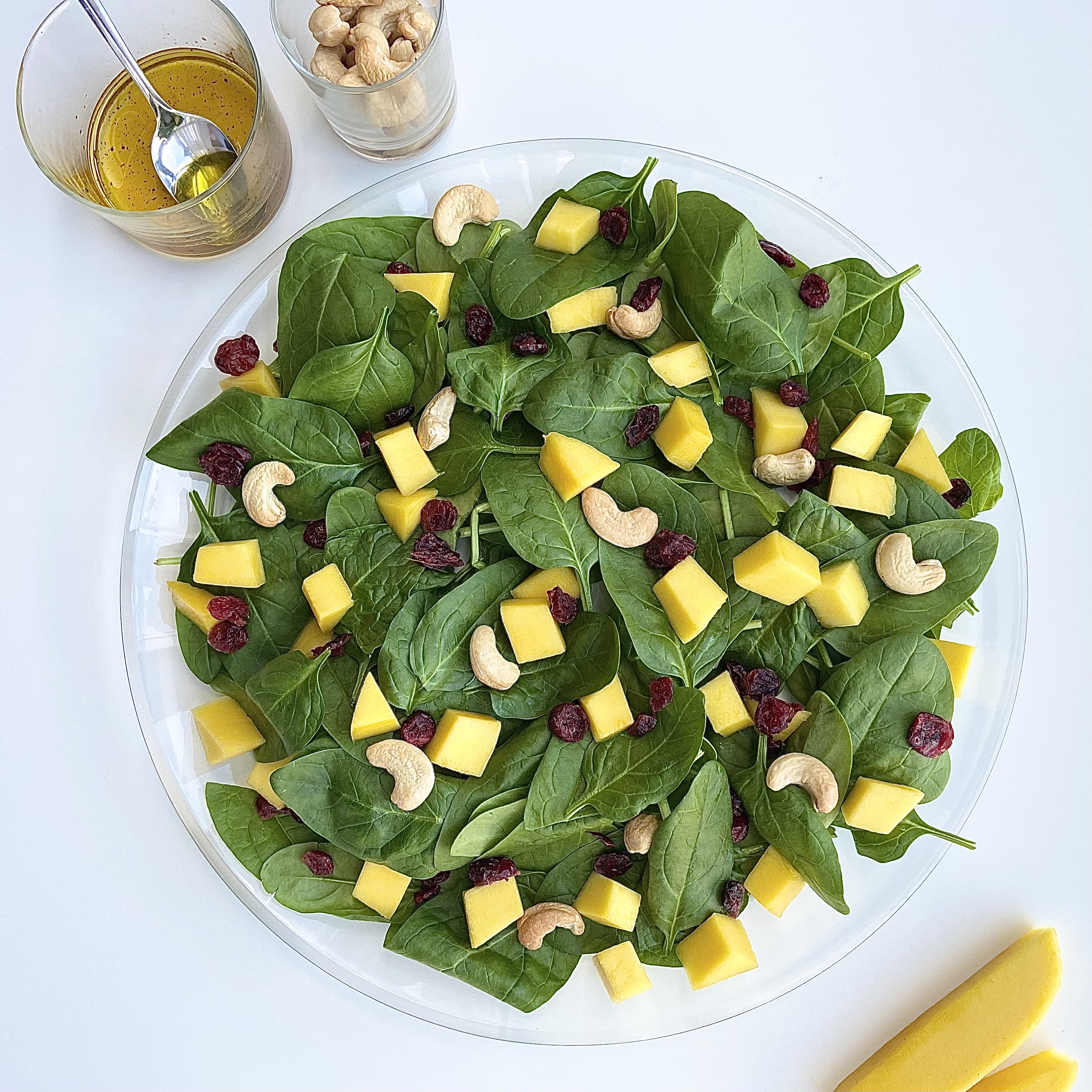 Salat med frisk spinat, mango, cashewnødder & tranebær