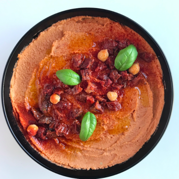 Hummus med soltørrede tomater – blot 5 ingredienser.