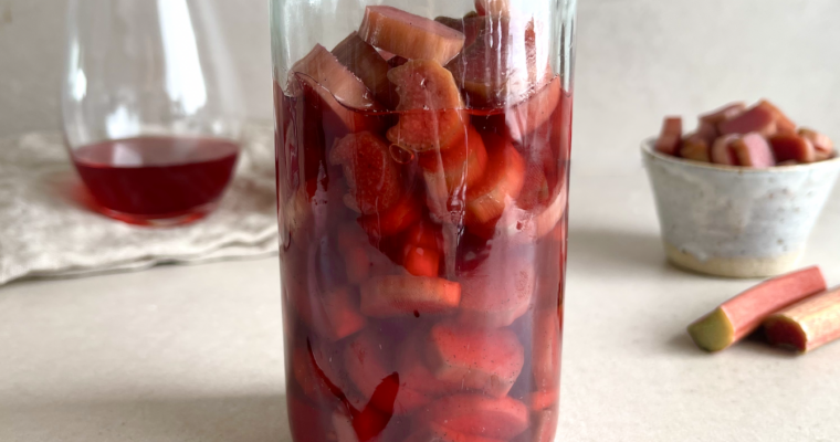 Syltede rabarber – med hyldeblomst og solbær
