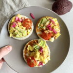 Glutenfri og vegetariske mini tortillas med scramble eggs, avocado, cherrytomater, syltede rødløg og chilimayonnaise.