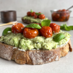 Surdejsbrød med avocado og bagte tomater