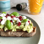 Surdejsbrød med avocado, feta, granatæbler og basilikum