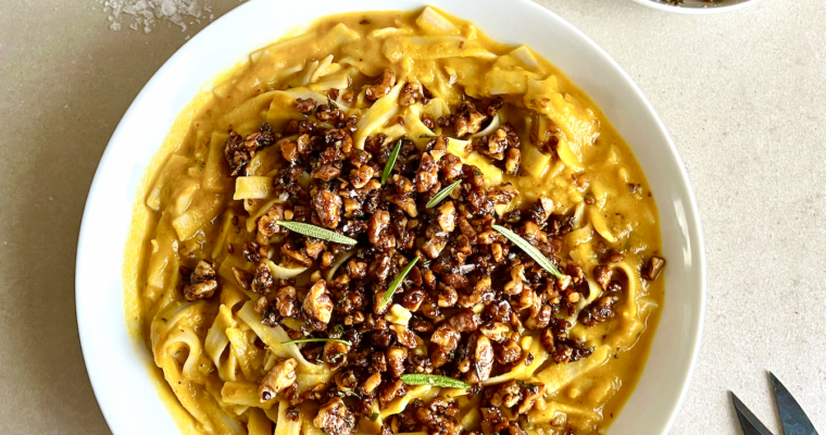 Græskar pasta med valnød- og rosmarinknas