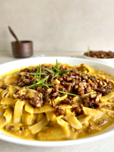 Græskar pasta med valnødder og rosmarinknas