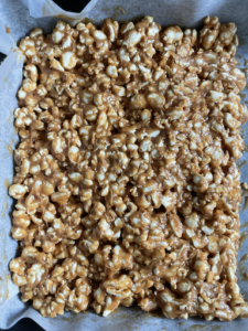 Popcorn og peanutbutter snackbar