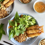 Vietnamesisk inspirerede salat med tempura rejer