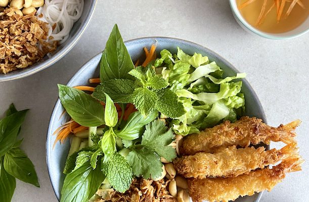 Vietnamesisk inspirerede salat med tempura rejer