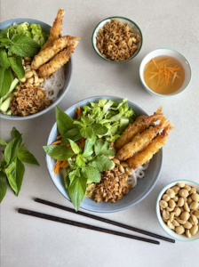 Vietnamesisk inspirerede salat med tempura rejer