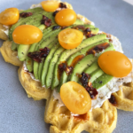 Her får du en opskrift glutenfri linsevafler med flødeoste og avocado