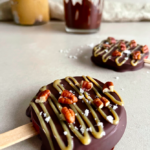 Æblesnack med chokolade og karamel