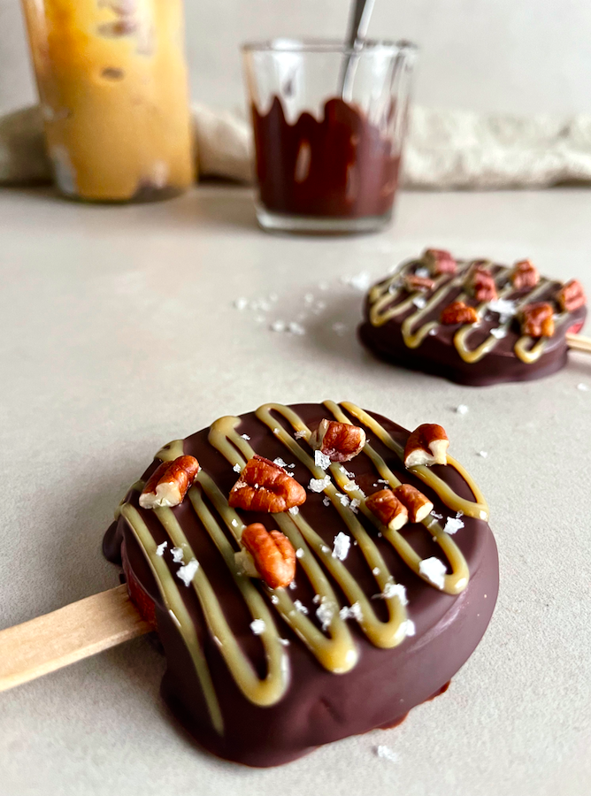 Æblesnack med chokolade og karamel