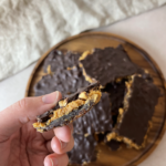 Daddelsnack med chokolade og peanutbutter