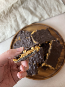 Daddelsnack med chokolade og peanutbutter