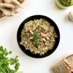 Vegansk risotto med svampe og pesto