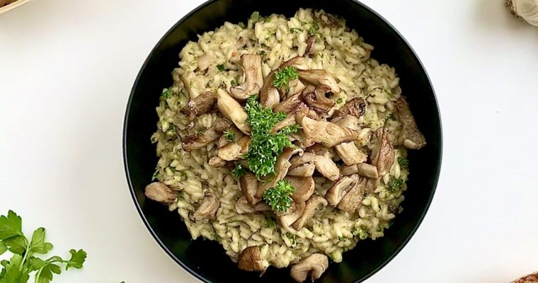 Vegansk risotto med svampe og pesto