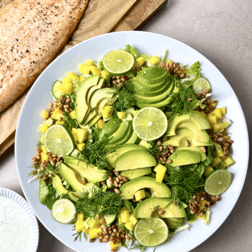 Sommersalat med bagt laks og dilddressing