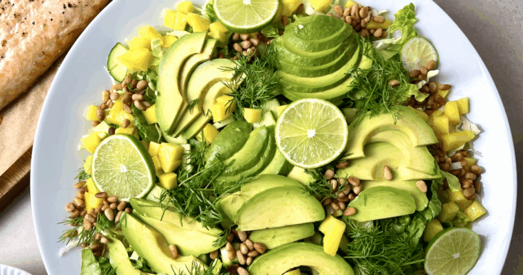 Sommersalat med bagt laks og dilddressing