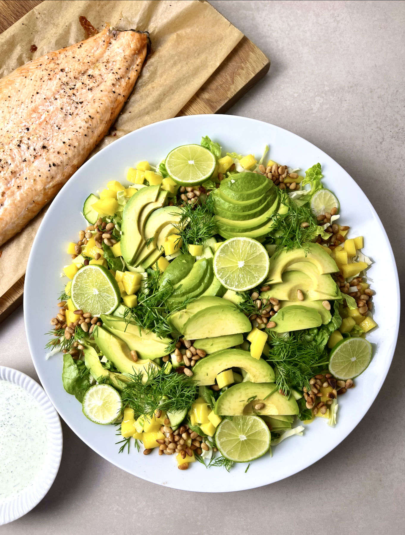 Sommersalat med bagt laks og dilddressing