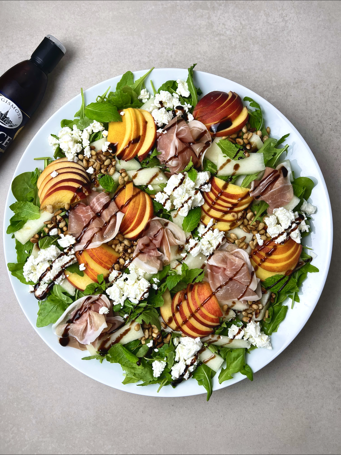 Sommersalat med parmaskinke, melon og feta