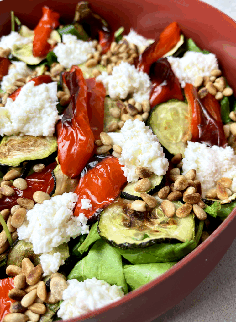 Spinatsalat med bagte grøntsager