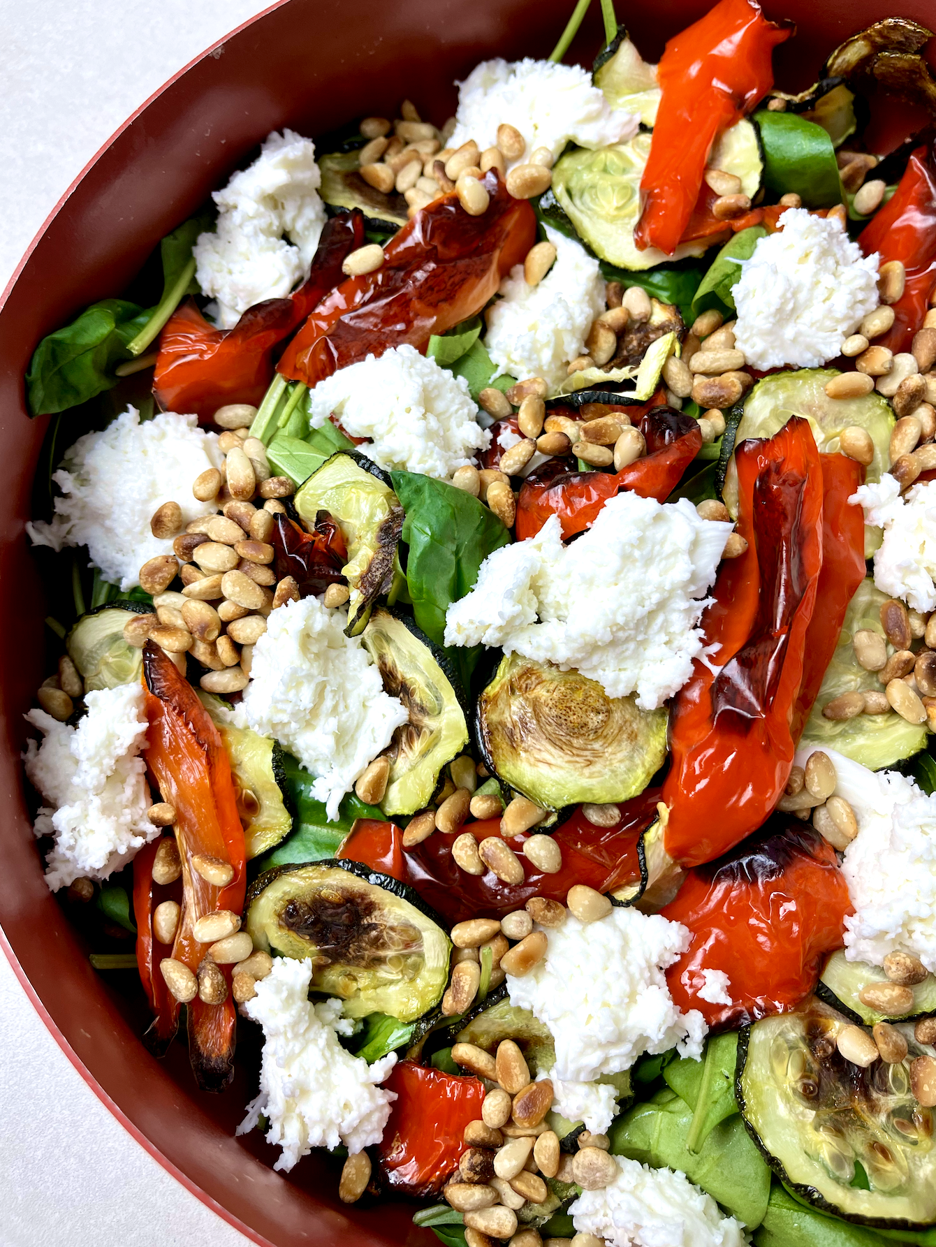 Spinatsalat med bagte grøntsager