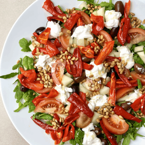 Rucolasalat med burrata, bagte peberfrugter og melon