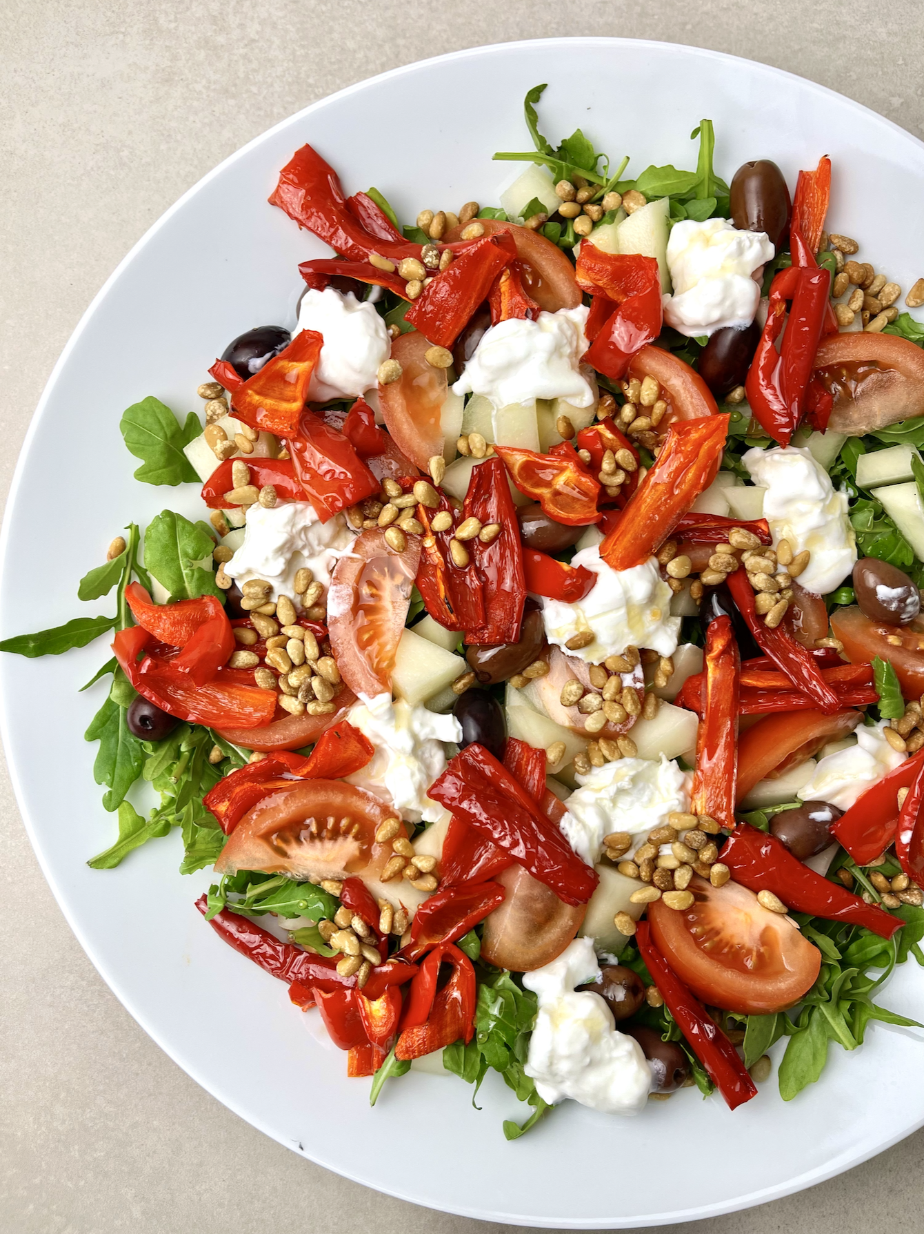 Rucolasalat med burrata, bagte peberfrugter og melon