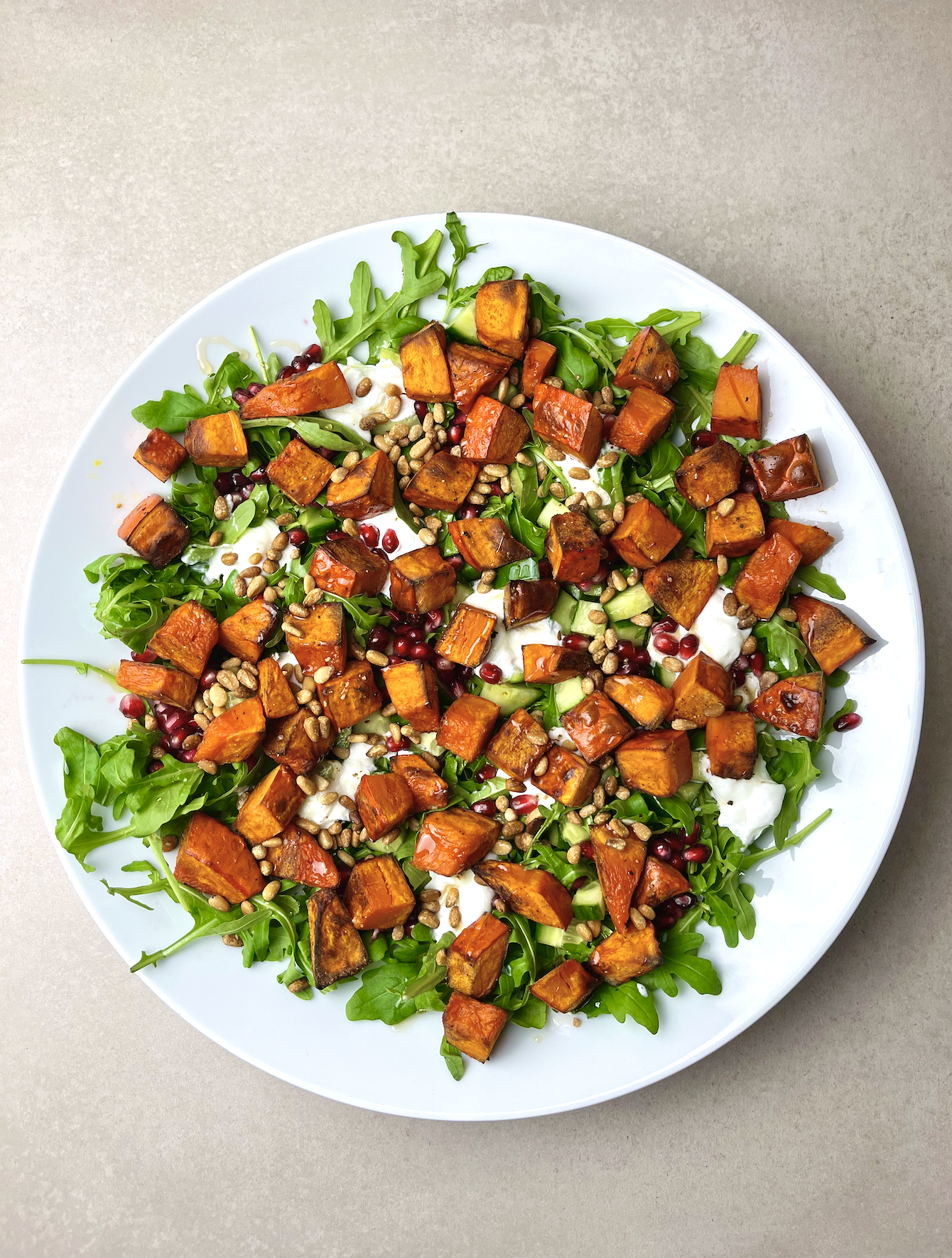 Vintersalat med hokkaido granatæble og burrata