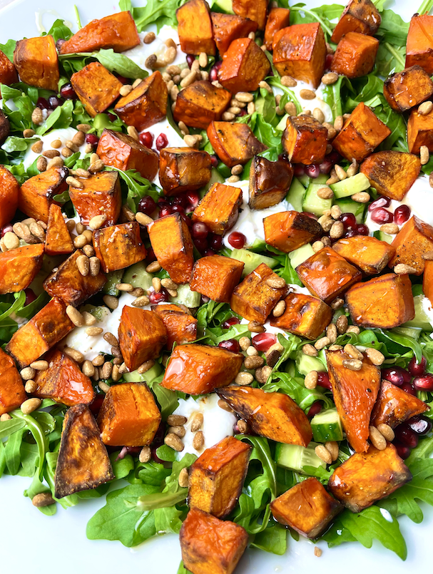 Vintersalat med hokkaido granatæble og burrata